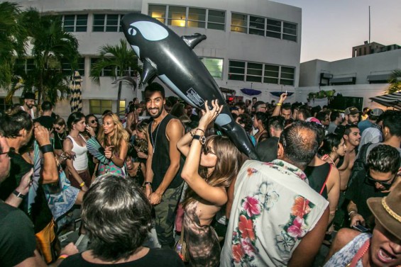 WMC 2015 Best Pool Party- Do Not Sit By The Pool // DeeplyMoved